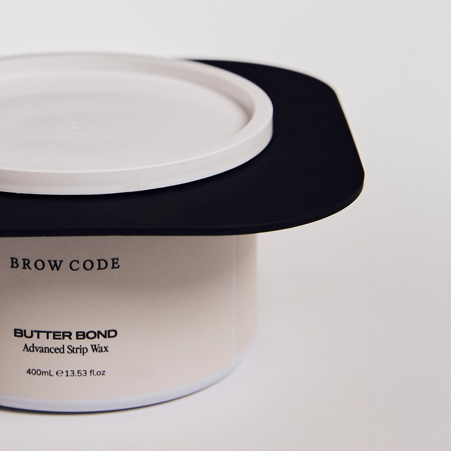 Close-up image of Brow Code’s Wax Collar fitted around Butter Bond